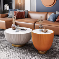 Ensemble de tables basses gigognes rondes cannelées de luxe avec plateau en marbre et base dorée, personnalisable pour salon moderne