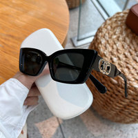 Lunettes de soleil tendance pour femme, monture épaisse en PC, style œil-de-chat carré, branches à boucle métallique, protection UV400, pour le quotidien, les rendez-vous et le street style