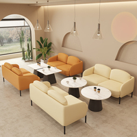 Ensemble de meubles de café commercial : canapé et table ronde, table et chaises en cuir pour hall d'hôtel et projet de restaurant