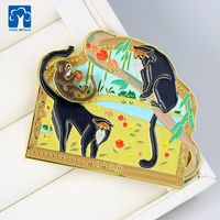 Fabricant d'aimants de réfrigérateur en métal personnalisés, aimant de réfrigérateur personnalisé en émail vert avec motif singe doré, cadeau sur le thème de la nature
