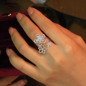 Anello Aperto a Tre Fiori per Donne, Gioiello Elegante e Scintillante per le Dita - Product Image 2