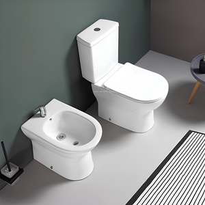 Inodoro de dos piezas con doble descarga para baño, juego de inodoro de cerámica montado en el suelo con bidé para hotel, de fábrica. - Product Image 1