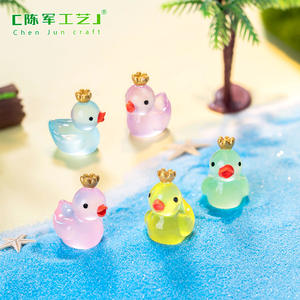 Buena calidad Chunjun Hair Glow-in-the Dark Crown Big Yellow Duck Duckling Doll Moss Fish Tank Paisajismo Decoración Accesorios Landsc - Product Image 3