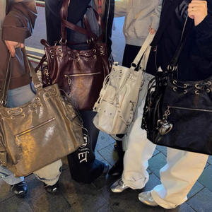 Borsetta a Spalla <span class=keywords><strong>Vintage</strong></span> Y2K Foderata in Poliestere con Cerniera, Tasche Interne in <span class=keywords><strong>Ecopelle</strong></span> PU, Coulisse Decorativa e Ciondolo a Cuore - Product Image 4