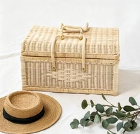 Boîte de rangement rectangulaire en rotin tissé à la main, adaptée à la décoration de la maison, avec poignée de panier de rangement en bois de style nordique