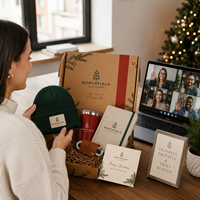 Kit d'équipe de télétravail personnalisé pour Noël avec gobelet, bonnet, organiseur de câbles, carnet, cartes et boîte d'expédition pour les équipes