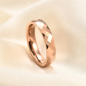 Bague en carbure de tungstène or rose 4,6 mm, design géométrique facetté, alliance unisexe, bijoux - Product Image 3