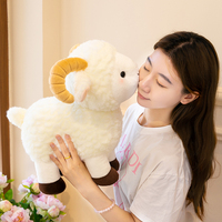 En gros, Peluche agneau blanc debout à cornes courbes, jouet en peluche doux, décoration d'intérieur, cadeau d'anniversaire pour enfants