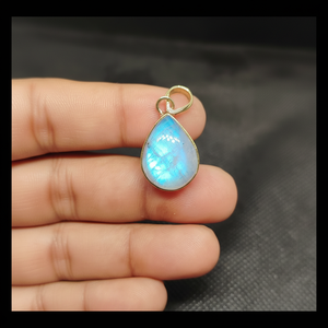 จี้โลหะทองเหลืองชุบทองประดับด้วยพลอยมูนสโตนสีรุ้ง เครื่องประดับแฟชั่นสำหรับผู้หญิง - Product Image 1