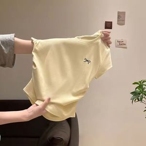 T-shirt féminin personnalisé avec un design innovant, imprimé d'oiseaux, strass, épaules dénudées, brillant et orné de paillettes, idéal - Product Image 1