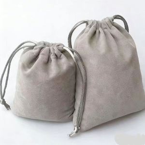 Pochette en toile de jute durable et réutilisable avec cordon de serrage en velours, sac cadeau pour bijoux en velours biodégradable et recyclable, 9x12cm - Product Image 1