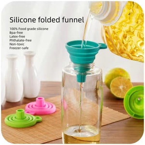 Entonnoir pliable en silicone personnalisé pour cuisine, petit et économique, pour remplir les bouteilles d'eau et transférer les liquides - Product Image 1