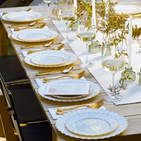 50 Assiettes en Plastique Blanches Festonnées avec Bordure Dorée pour 25 Personnes, Style Moderne et Luxueux pour Mariages et Événements
