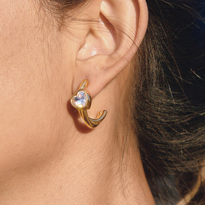 Pendientes Huggie en Forma de Corazón con Zirconia en Forma de C, Engaste de Bisel de Acero Inoxidable para Mujer, Joyería de Moda - Product Image 2