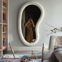 Vente chaude Miroir mural décoratif scintillant Forme unique Miroir de sol en fourrure de nounours pour la maison Hôtel