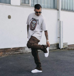 <span class=keywords><strong>Pantaloni</strong></span> da uomo personalizzati in cotone 100% <span class=keywords><strong>con</strong></span> 6 tasche <span class=keywords><strong>laterali</strong></span> <span class=keywords><strong>pantaloni</strong></span> Cargo larghi Streetwear <span class=keywords><strong>pantaloni</strong></span> della tuta impilati svasati <span class=keywords><strong>con</strong></span> orlo diviso per uomo - Product Image 2