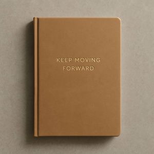 Diario Motivacional de Tapa Dura en Cuero Sintético A5, para Metas, Autocrecimiento y Reflexión Diaria, Keep Moving Forward - Product Image 1