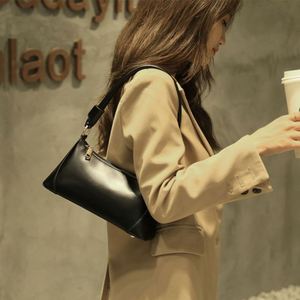 Sacs de taille pour femmes à logo personnalisé tendance en gros avec fermeture à glissière en matériau PU imperméable et bandoulière - Product Image 3