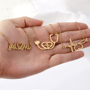 Colliers pendentifs personnalisés en gros, bijoux de mode, plaqués or 18 carats, en acier inoxydable, avec gravure de lettres, pour femmes et hommes - Product Image 4