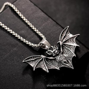 Collana con Ciondolo Pipistrello Gotico in Acciaio Inossidabile, Gioiello Pipistrello Vampiro, Accessorio Sportivo Unisex con Catena in Bambù - Product Image 2
