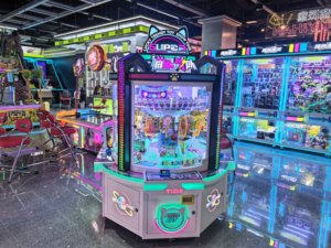 Máquina Expendedora de Premios Arcade Personalizada con Luz Superior que Muestra 50 Regalos Diferentes, Gabinete de Estilo Moderno para Centros de Juegos y Casas de Muñecas - Product Image 1