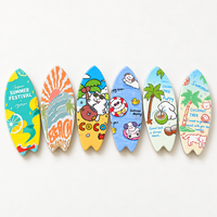 Aimants de réfrigérateur en céramique colorés en forme de mini planche de surf, souvenirs avec finition brillante et détails en relief pour les boutiques de cadeaux