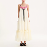Robe longue superposée personnalisée OEM ODM pour femme, couleur ivoire, bretelles spaghetti, applique rose, ruban noir à nouer, idéale pour les tenues de villégiature