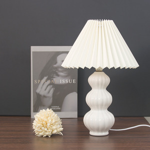 Linda Lámpara de Mesa con Pliegues de Cuadros, Base de Cerámica, Pantalla a Cuadros Rojos y Blancos, Lámpara de Escritorio Vintage para Dormitorio o Sala de Estar - Product Image 3