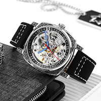 Montre mécanique rétro à cadran en relief avec boîtier ouvert et transparent pour un port décontracté au poignet pour homme