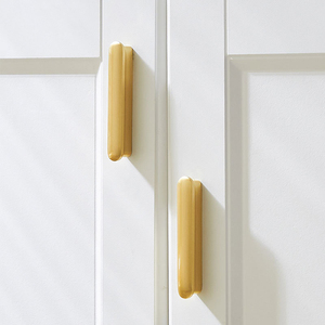 Tiradores de latón dorados para armarios y cajones, diseño simétrico para puertas de muebles, herrajes para gabinetes de cocina y vestidores. - Product Image 1
