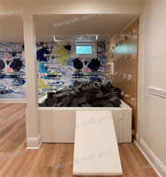 Salle de jeux pour enfants de couleur blanche personnalisée pour salle de sport bloc de mousse fosse à balles barre d'argent corde mur d'escalade intérieur mur d'escalade pour enfant rock