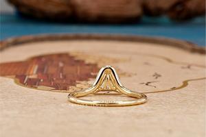 Bague en diamant à taille triangulaire, magnifique, élégante pour femme, design moderne avec pierre précieuse étincelante, parfaite pour les occasions spéciales - Product Image 4