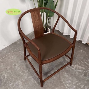 Poltrona Circolare <span class=keywords><strong>in</strong></span> Noce 'Ruyi' <span class=keywords><strong>con</strong></span> Cuscino <span class=keywords><strong>in</strong></span> Vera Pelle - Classica Poltrona Cinese <span class=keywords><strong>in</strong></span> <span class=keywords><strong>Legno</strong></span> Massello - Product Image 1