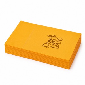 Serviettes en papier orange 1 pli en pâte de bois vierge écologiques imprimées avec le motif 'Drink Love' pour les cocktails et la Saint-Valentin - Product Image 2
