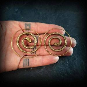 न्यूनतम और सुरुचिपूर्ण दैनिक बालियां सांप के आकार के स्टेनलेस स्टील हल्के और बहुमुखी फैशनेबल और इलेक्ट्रोप्लेटेड - Product Image 3