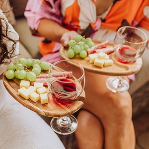 Support à <span class=keywords><strong>vin</strong></span> et assiette ovale classiques en bois d'acacia avec motif personnalisé – Durables et écologiques pour les fêtes - Product Image 2