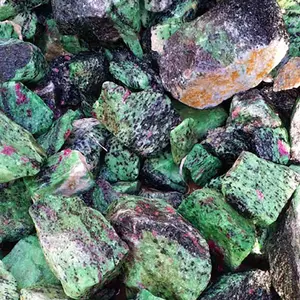 Zoisite में किसी न किसी थोक उच्च गुणवत्ता हरी रूबी zoisite रूबी क्रिस्टल कच्चे पत्थर