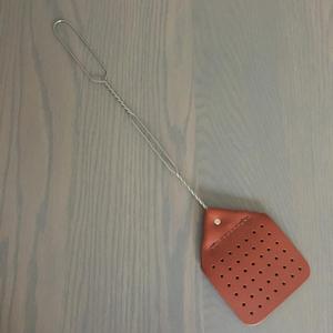 ไม้ตีแมลงวันทำด้วยมือหนังเหมาะสำหรับห้องนั่งเล่นและห้องครัว - Product Image 1