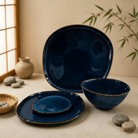 Service de table en grès réactif bleu nordique, finition mate, forme irrégulière, bordure dorée, idéal pour la maison et les cadeaux de mariage haut de gamme