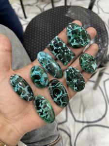 Lot de cabochons en chrysocolle et malachite : pierres précieuses de formes variées pour la fabrication de bijoux, prix en gros - Product Image 6