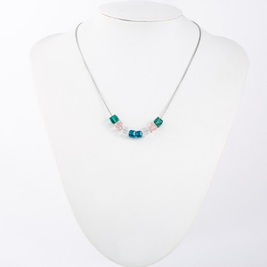 สร้อยคอคริสตัล ไทเทเนียมสตีลทรงเรขาคณิต ดีไซน์คริสตัลลูกบาศก์น้ำตาลขนาดเล็ก สำหรับสวมใส่ทุกวัน - Product Image 4