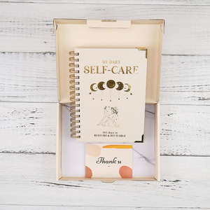 AP Journal Printing Couverture rigide personnalisée en tissu de lin beige Couverture lune et étoile Carnet de journal personnalisé pour soins personnels - Product Image 1