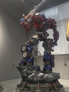 Vente d'usine : Sculptures d'art en résine grandeur nature pour l'extérieur, Statue en résine <span class=keywords><strong>Optimus</strong></span> Prime Transformer - Product Image 1