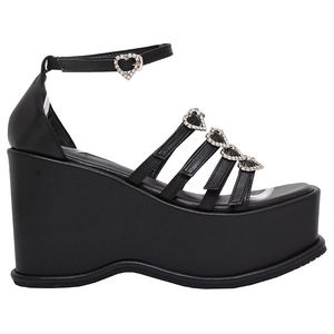 Sandales de luxe à bretelles quadruples avec cœur - Product Image 1