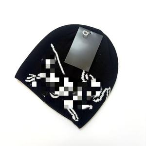 Nouvelle collection automne-hiver 2026 Xunge – Bonnet en laine imprimé numérique chaud et polyvalent, motif maison d'oiseaux, en stock - Product Image 3