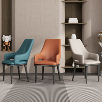Chaise de salle à manger italienne haut de gamme Design nordique moderne Cuir léger de luxe Dossier confortable pour la maison Hôtel Négociation Métal