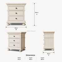 Table de chevet à trois tiroirs peinte crème, avec moulures dentelées, pieds en forme de boule et poignées antiques, style vintage américain, meuble de chambre à coucher