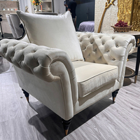 Fauteuil Chesterfield moderne en bois blanc capitonné avec pieds en bois massif et boutons en tissu pour salon, appartement, hôtel, usage de loisirs