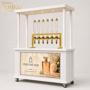 Vitrines de bar à parfums mobiles personnalisées en or pour centres commerciaux, avec éclairage <span class=keywords><strong>LED</strong></span> et roues, pour décoration intérieure de magasin pop-up et vente au détail - Product Image 1