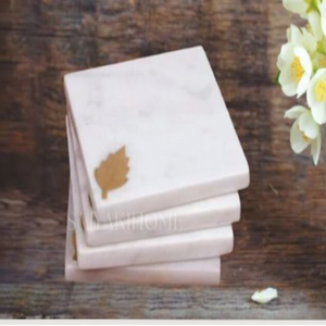 Ensemble de dessous-de-verre carrés en marbre rose élégant avec incrustation de feuille d'or scintillante, disponible à prix de gros. - Product Image 1